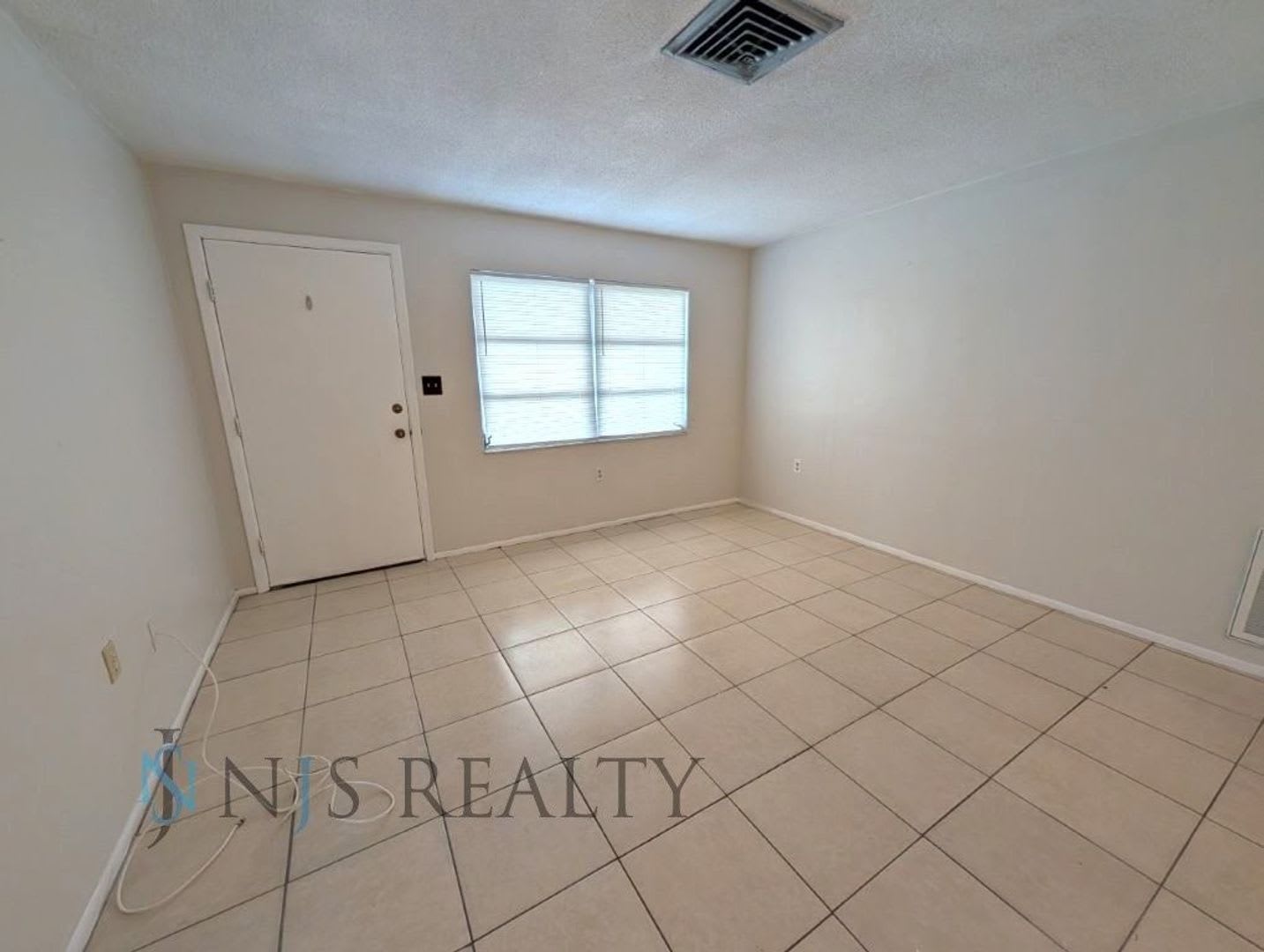 3 2 1 1014 Sq Ft Home With All Tile Floors Large Open Floorplan And Enclosed Porch With Fenced Yard – photo 5