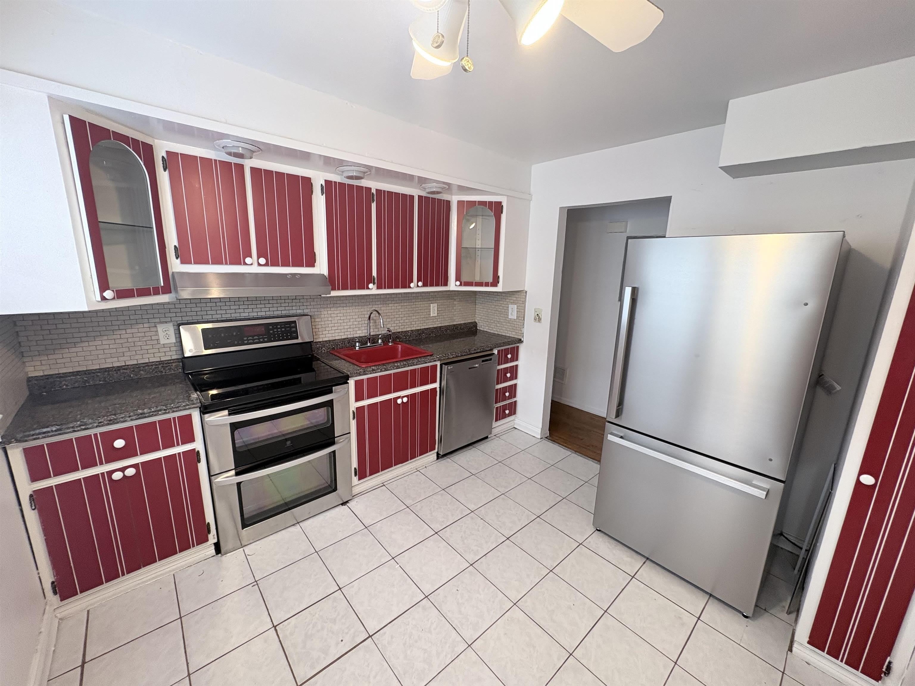 24 COLONIAL DR – photo 2