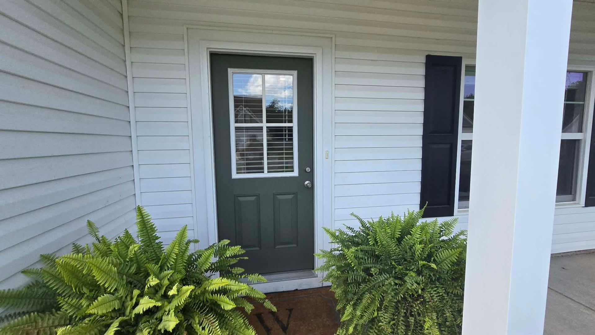 4-bedroom, 2.5-bath rental featuring an inviting open floor plan in Linden – photo 4