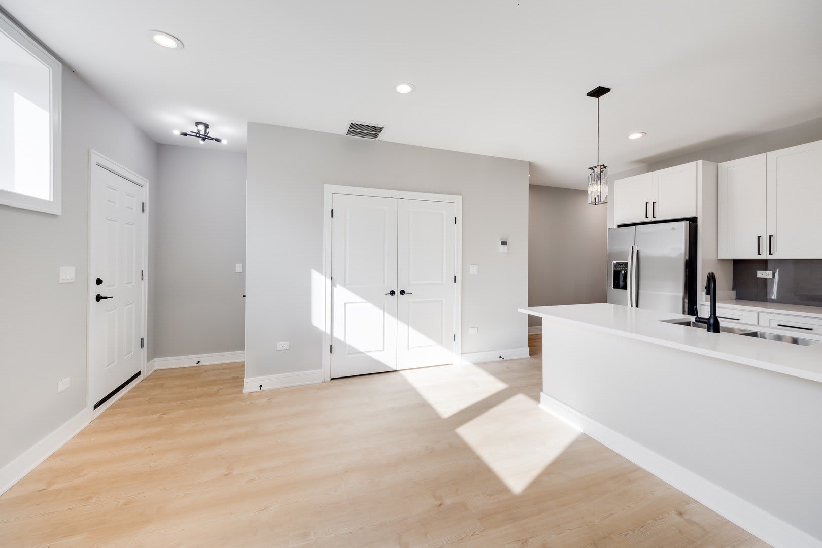 6639 S Langley Avenue – photo 5