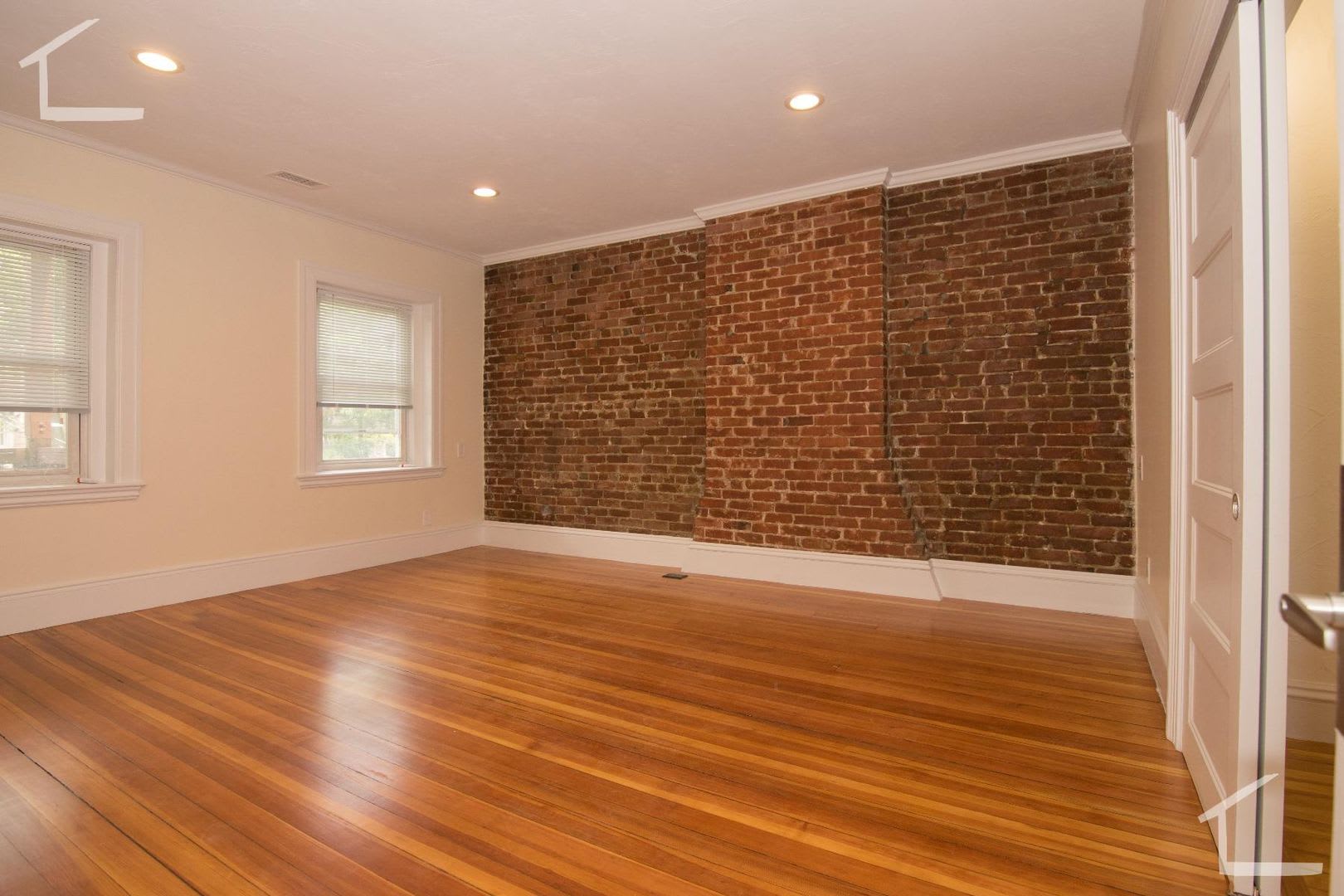 Charming 3 Bedroom-No Broker Fee – photo 5
