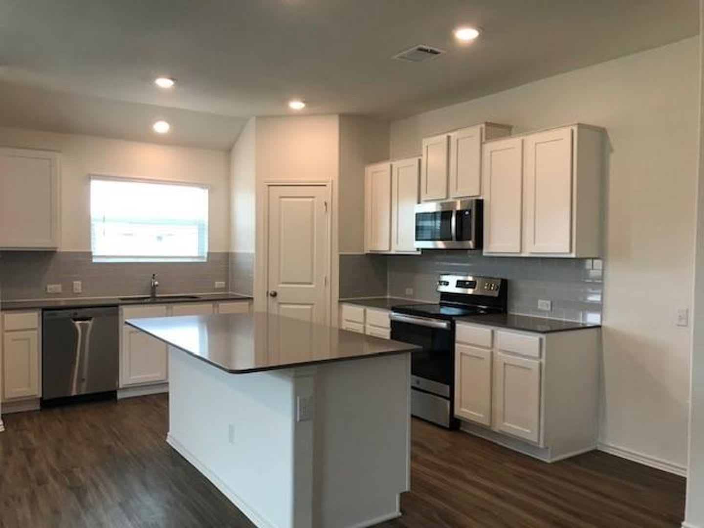 Conveniently Located 4 Bed / 2 Bath Hutto Home – photo 3