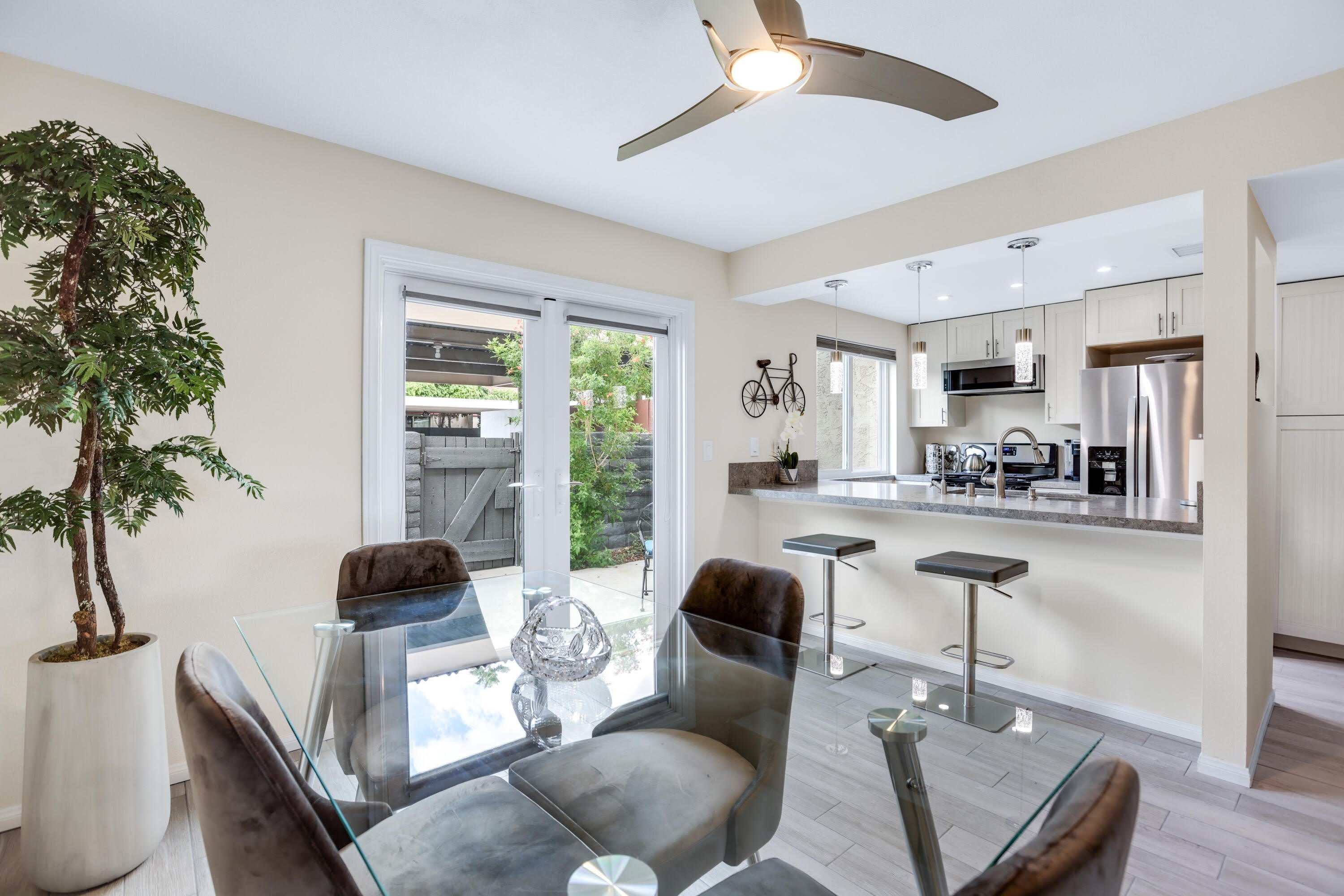 2274 N Indian Canyon Drive – photo 4