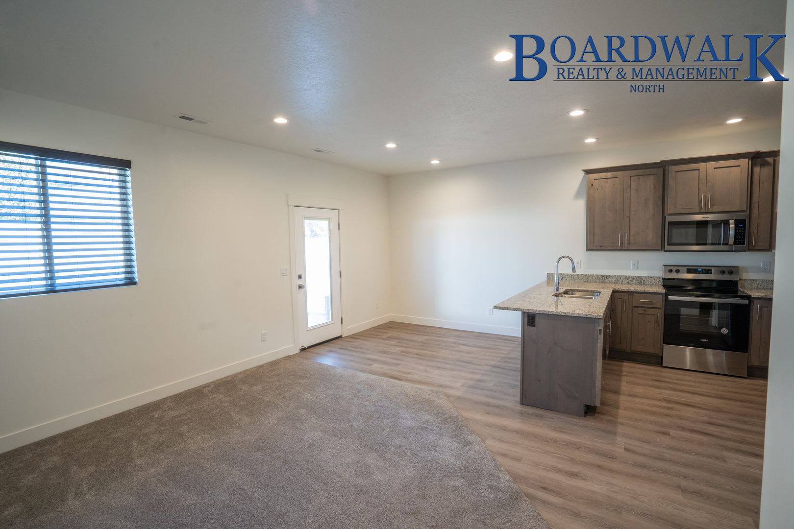 Great 3 Bedroom Townhome with Garage – photo 4
