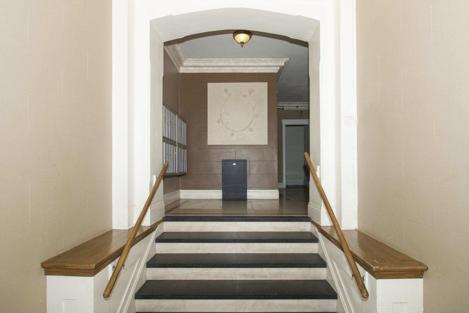 686 Post – photo 3