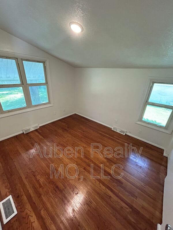 11301 Herrick Avenue – photo 5