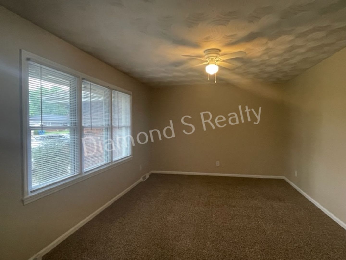 4 Bedroom Home Available Now! Southwest Springfield! – photo 3