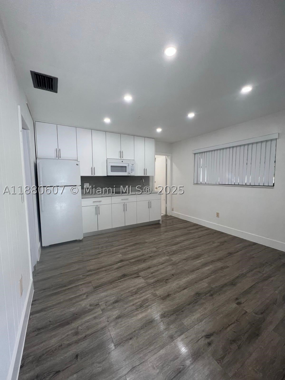 222 SW 8th St – photo 4