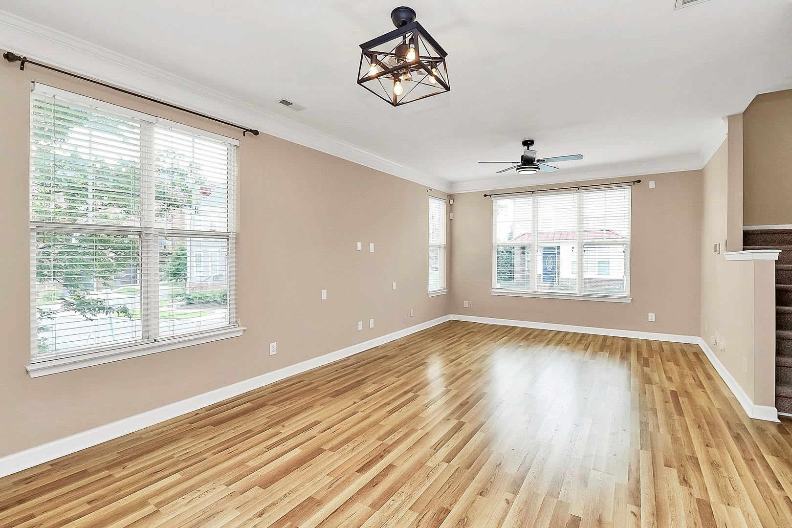 Beautiful End-Unit Townhome on a Prime Location! – photo 3