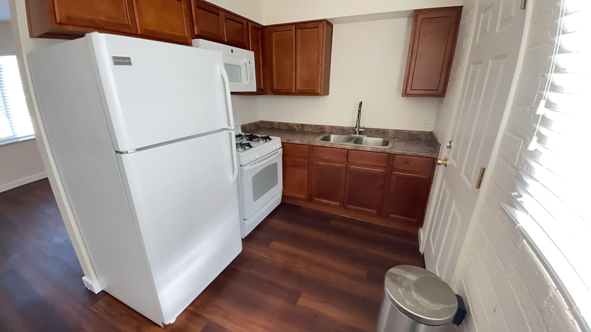 Charming 2 Bedroom Unit In A Great Location – photo 5