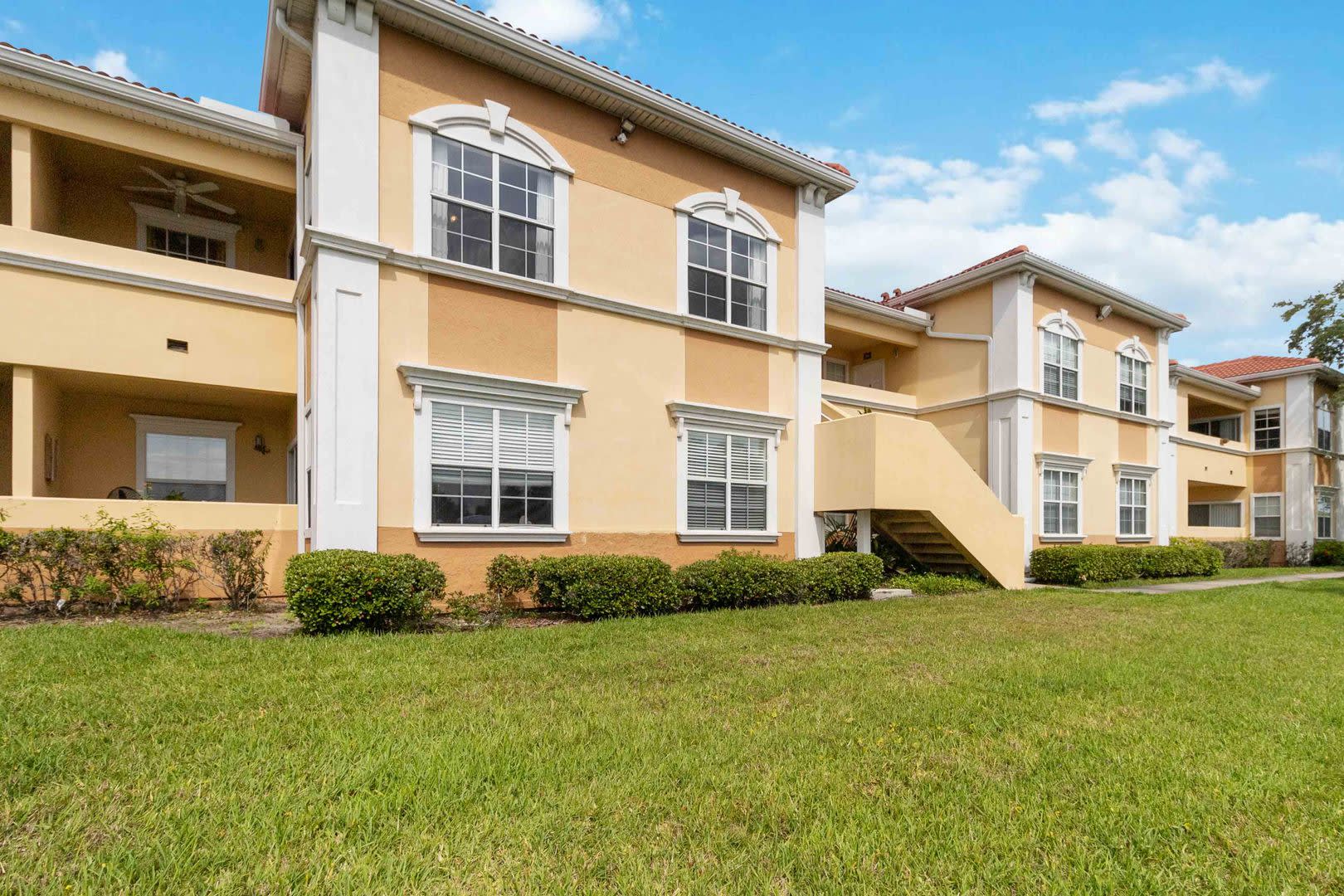 Beautiful furnished 2/2 condo with stunning water view available now for a short-term stay – photo 3
