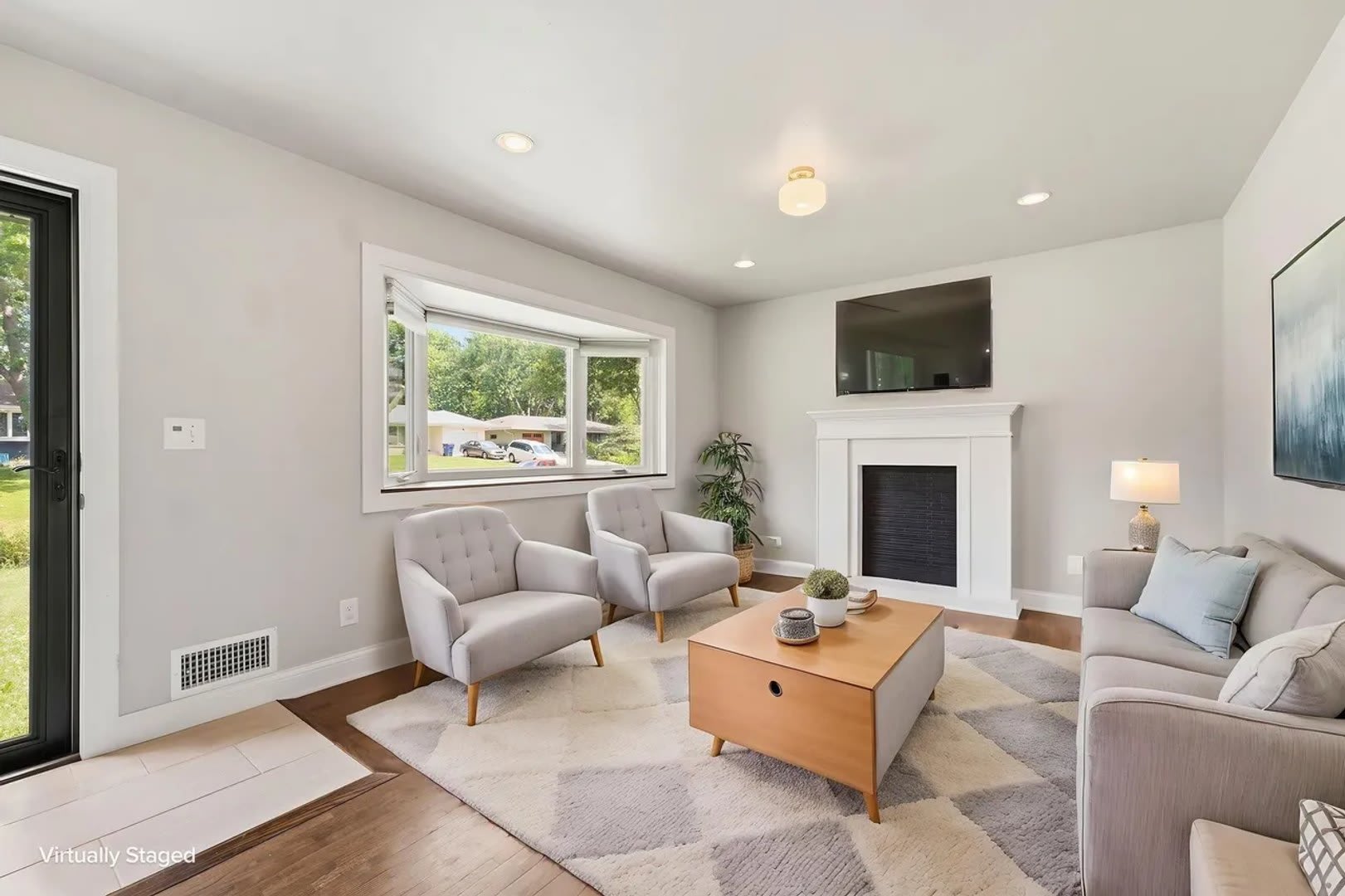Fully Renovated 4 Bed – photo 3