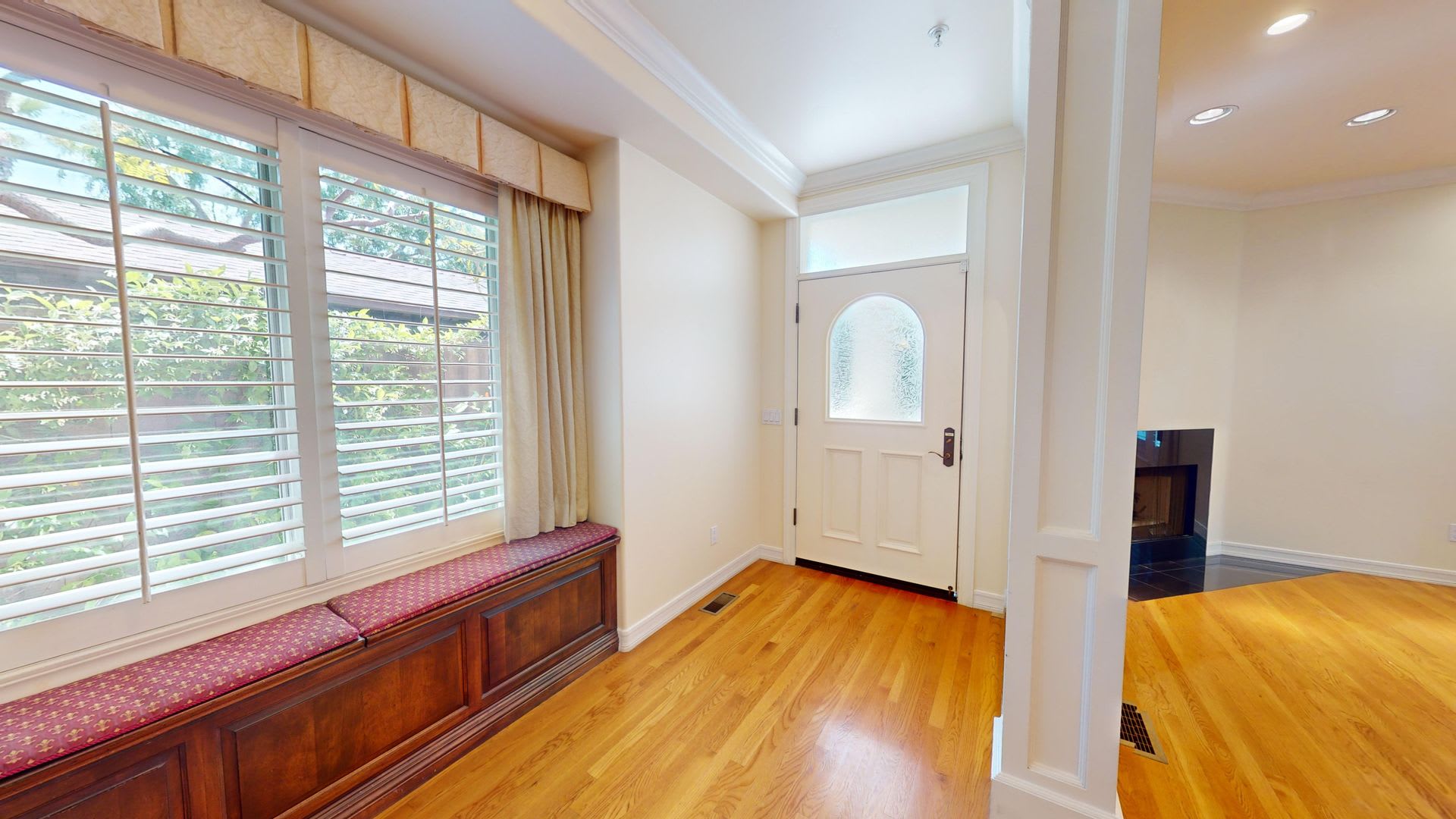 Spacious 4-bedroom 4.5 bath Home in a Gated Complex – photo 2