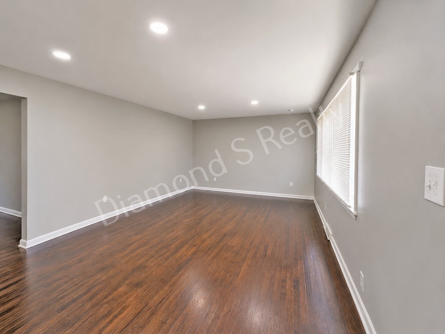 MOVE IN SPECIAL! Spacious 3 Bed, 2 Bath Home with Large Yard Available! – photo 3