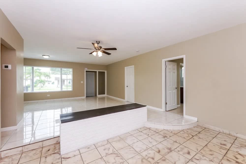 1747 Ne 158th St – photo 3
