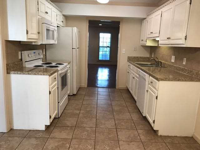 Townhouse Behind Oxford Lake! 277 Ivy Place – photo 5