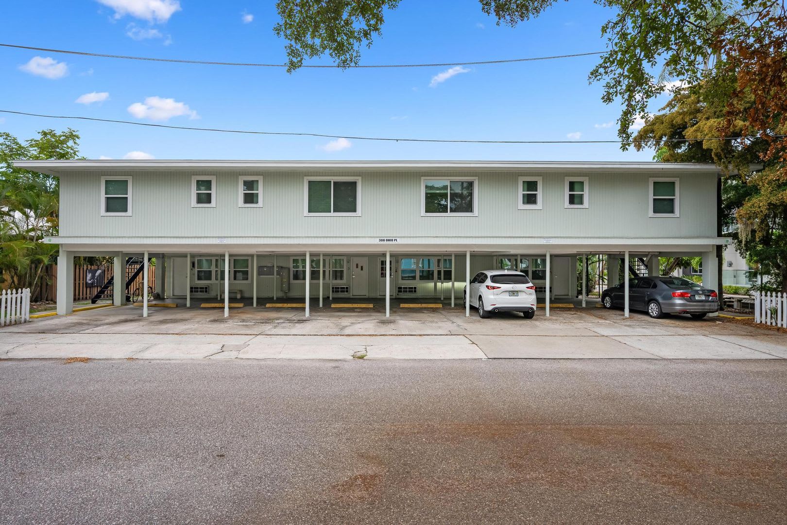 Beautifully Updated 1 Bedroom 1 Bathroom First Floor Condo Located In The Highly Sought After Downtown Historic Neighborhood Of Laurel Park – photo 2