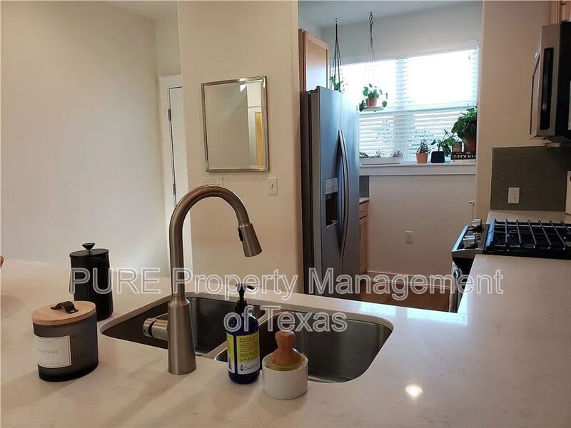 6800 Menchaca Rd – photo 3