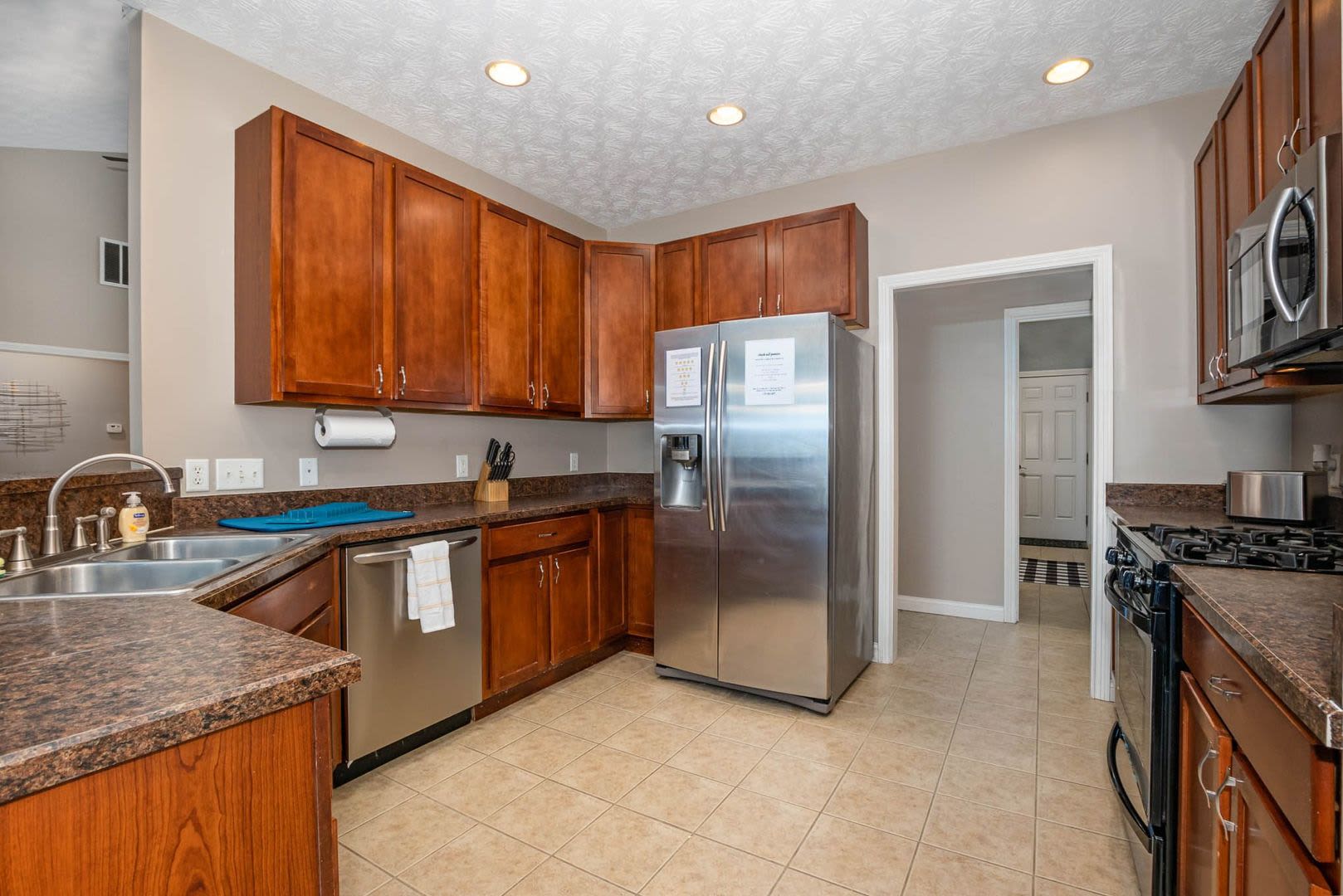 New! Large home in Great suburban neighborhood. – photo 4