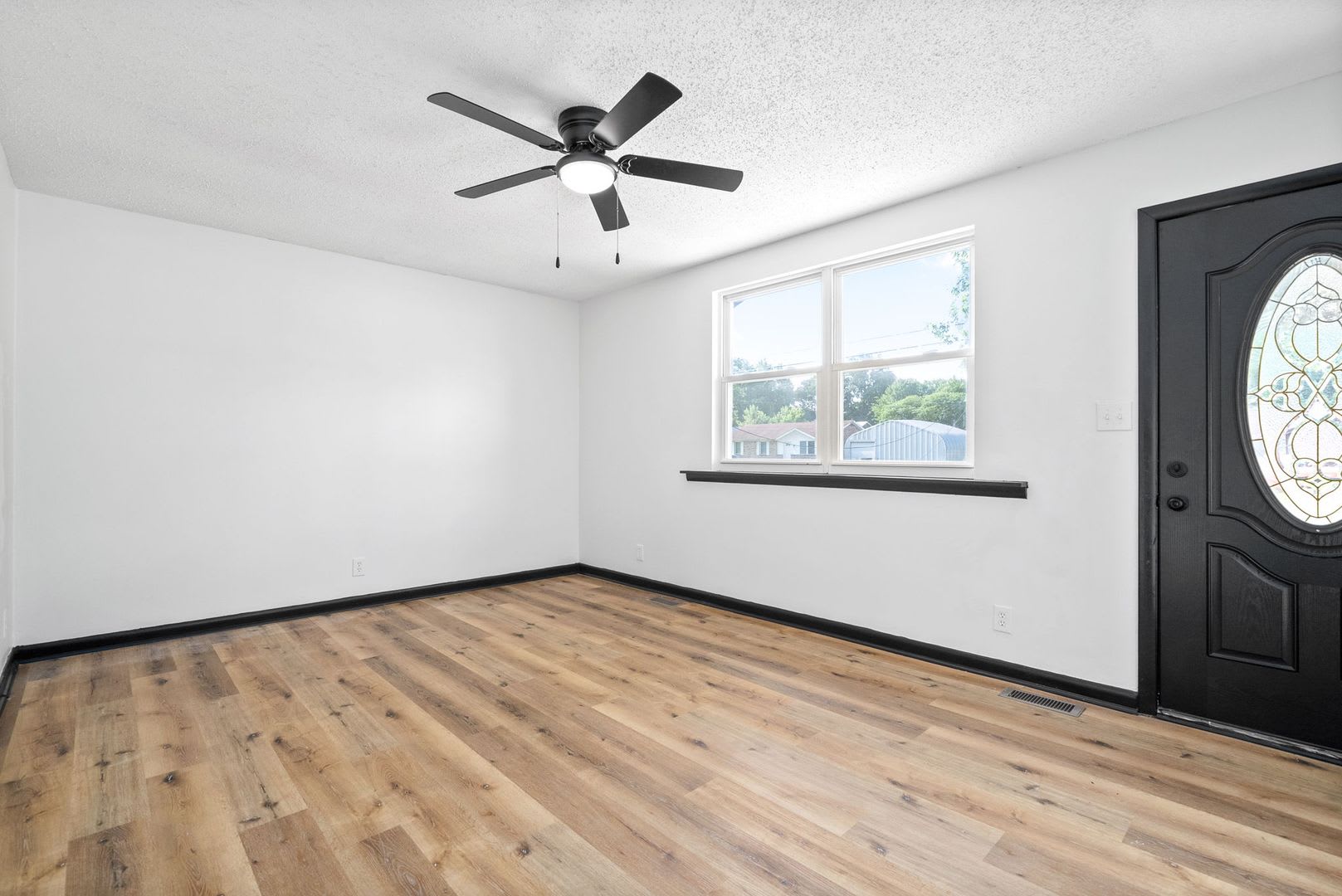 Newly Renovated 3 Bedroom Home For Rent Near Post – photo 2