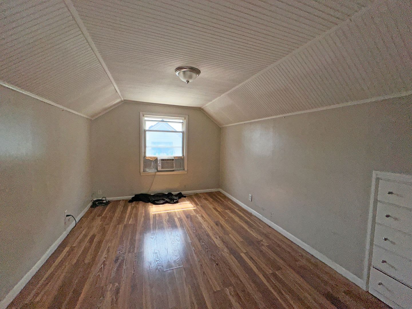 COMING SOON-Lovely Vintage 4 BR Home Near Castlewood Park! Off-Street Parking, Dogs Ok! – photo 4