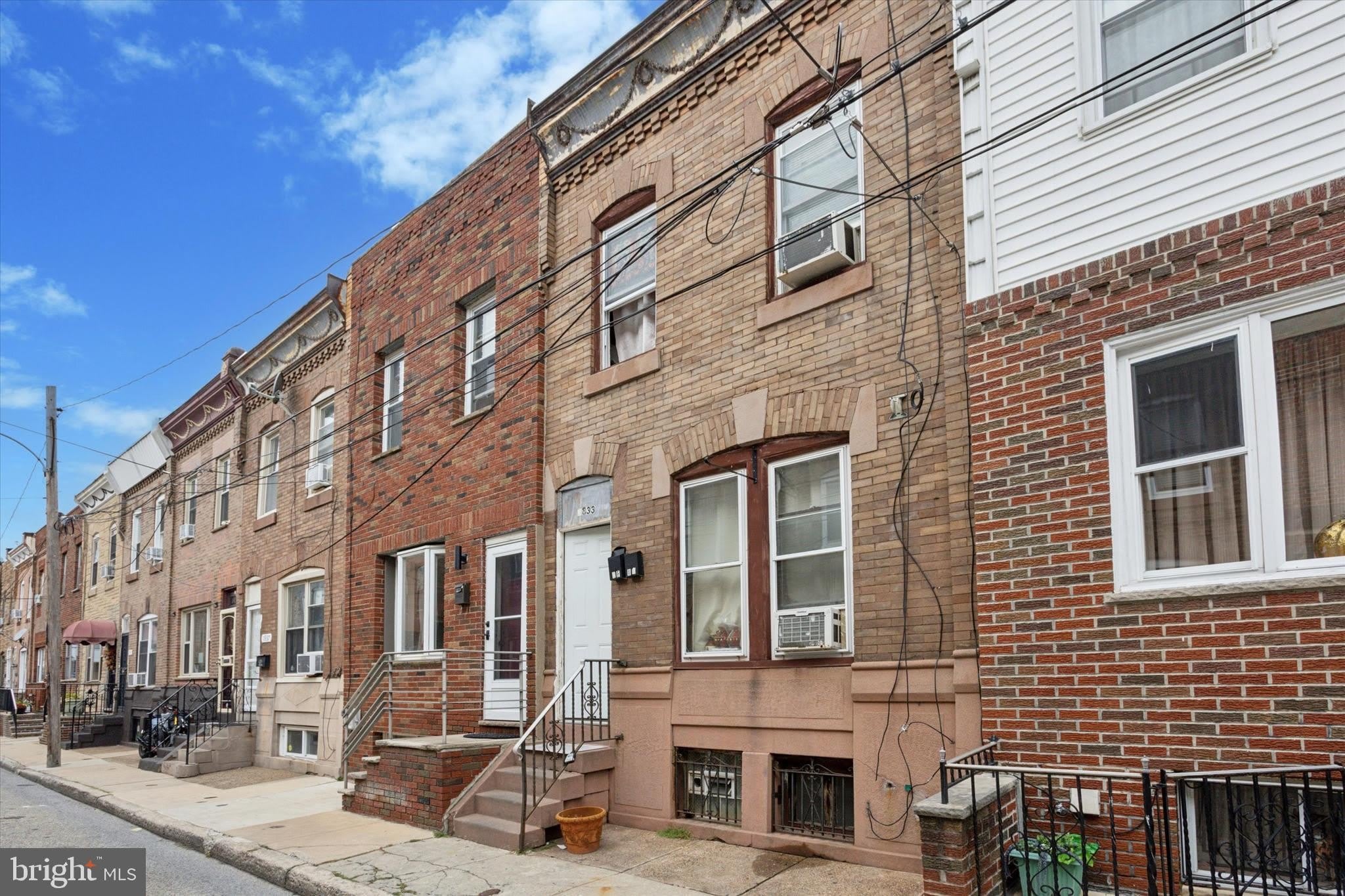 1833 DALY Street – photo 2