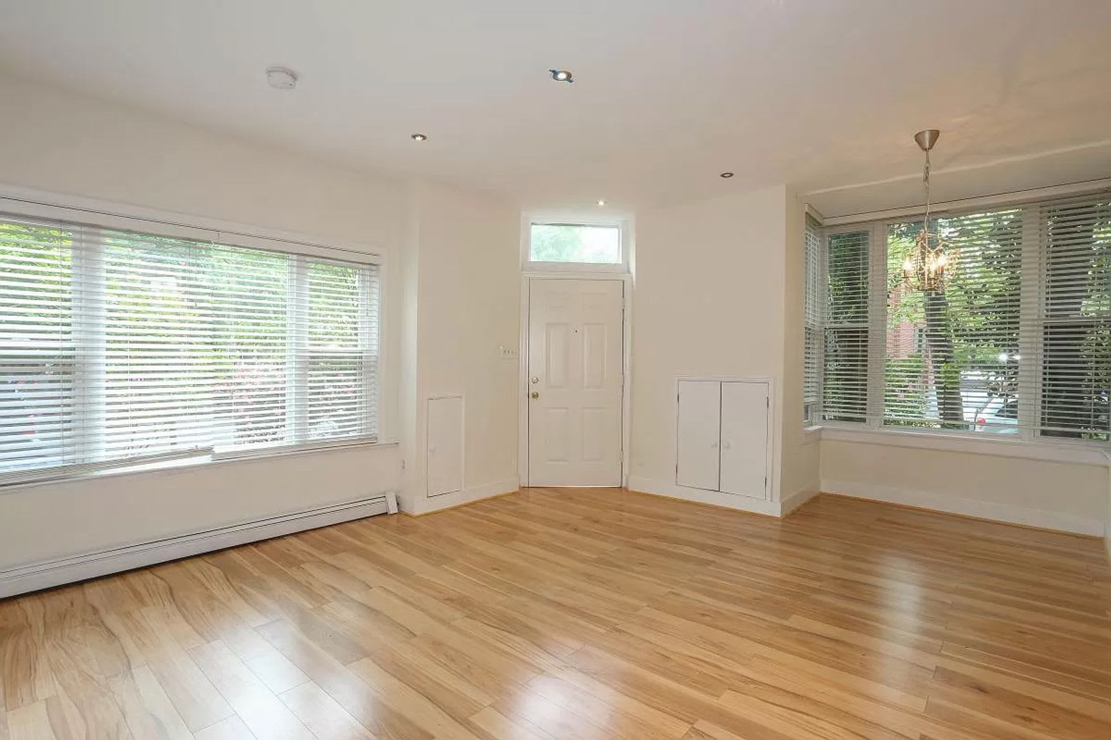 Wonderful Two Bed + Den West End Abode! Parking Available! – photo 4