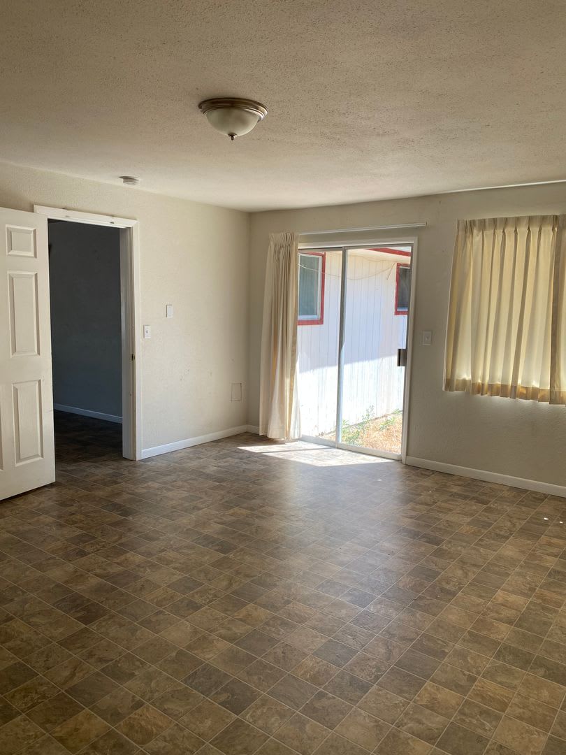Charming 5 Bedroom / 2 Bathroom Home – photo 5