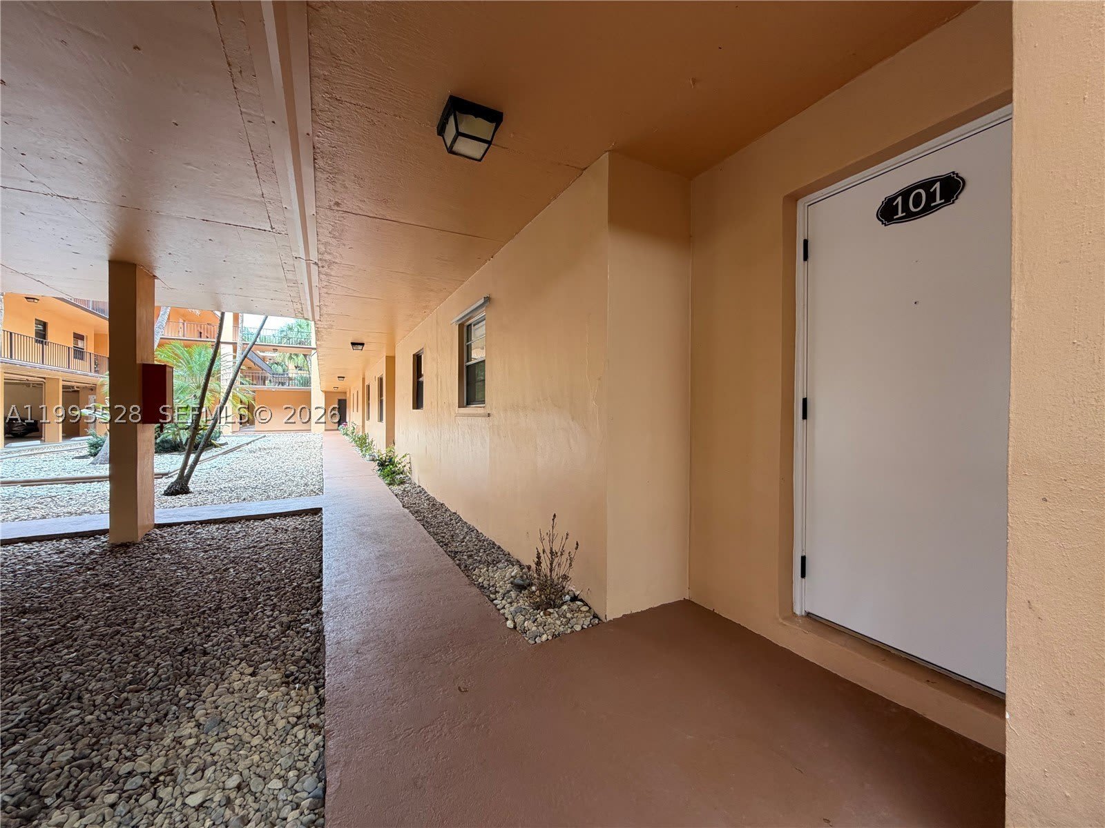 400 Commodore Dr – photo 3