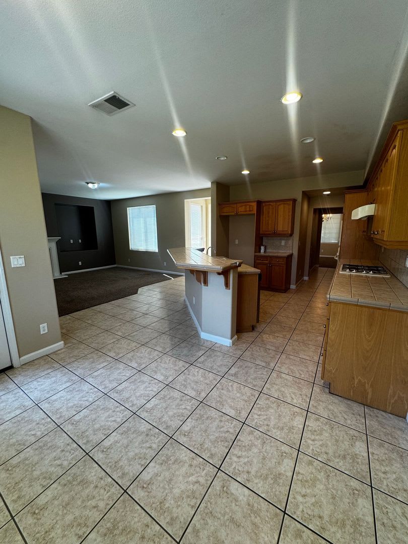 SPECIAL: $200 OFF SECOND MONTH'S RENT! Amazing 5 Bedroom House – photo 3