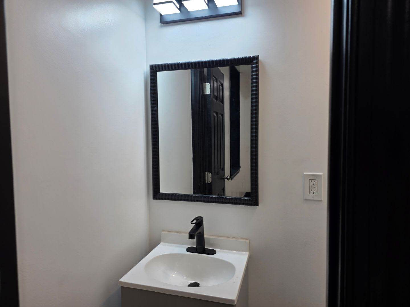 Fully Updated 4 bedroom 1.5 bath house for rent – photo 4