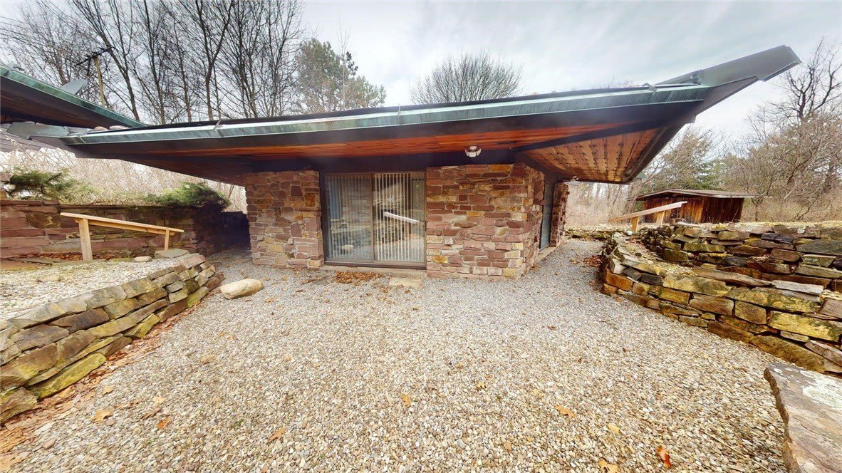 200 Steele Road – photo 1
