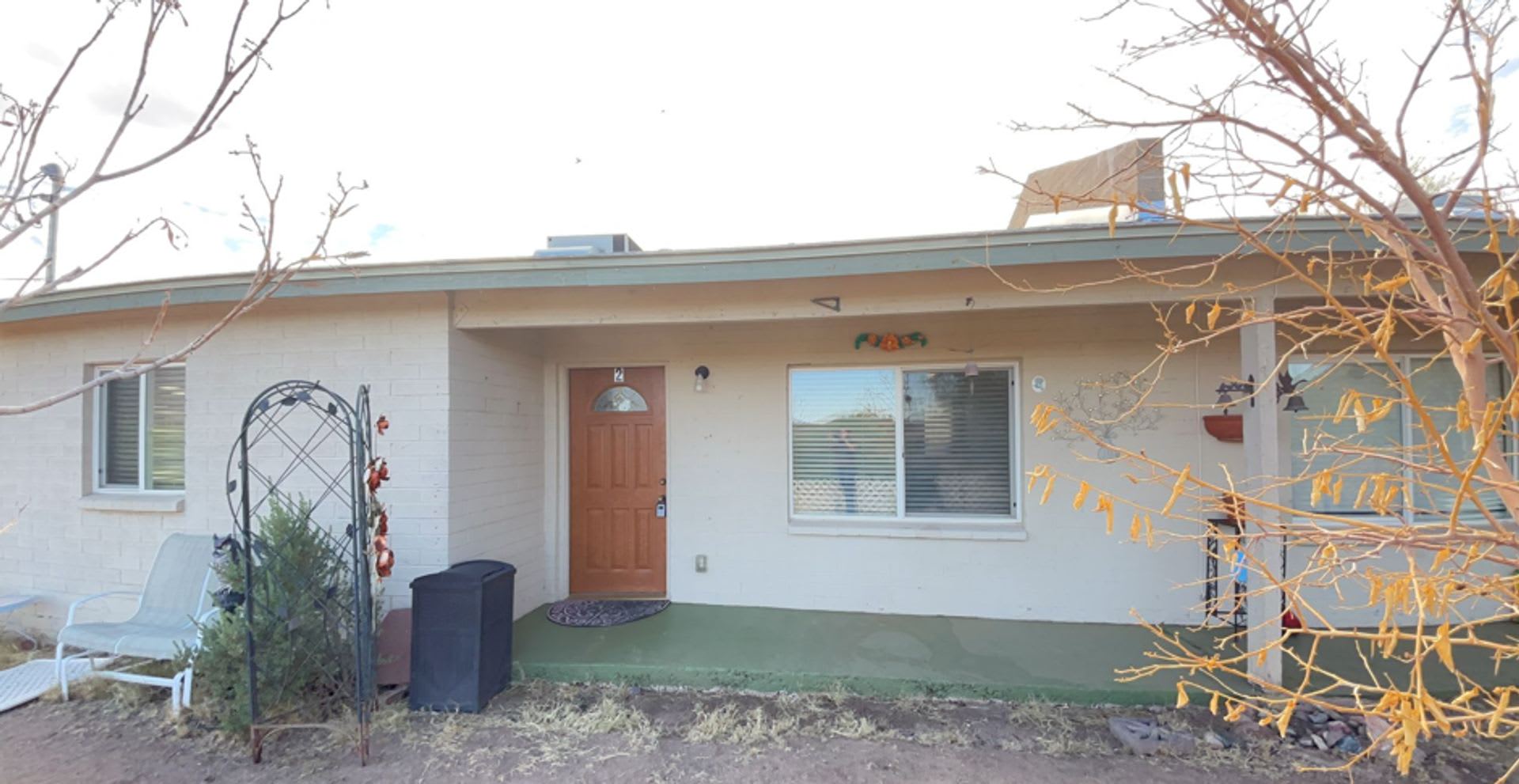 Charming 2 Bedroom Unit In A Great Location – photo 1