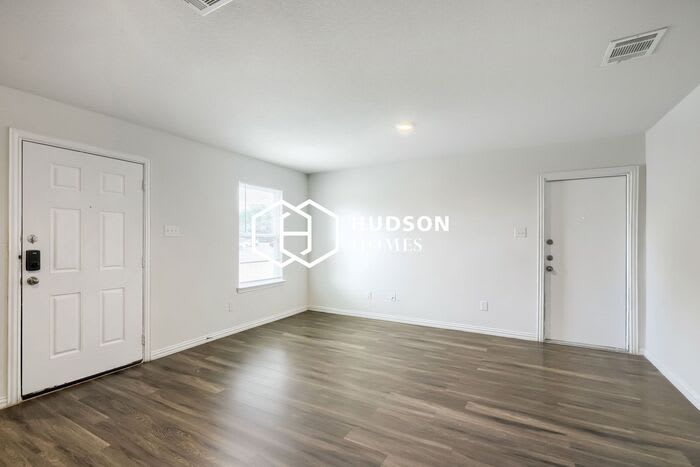 207 West Avenue A – photo 3