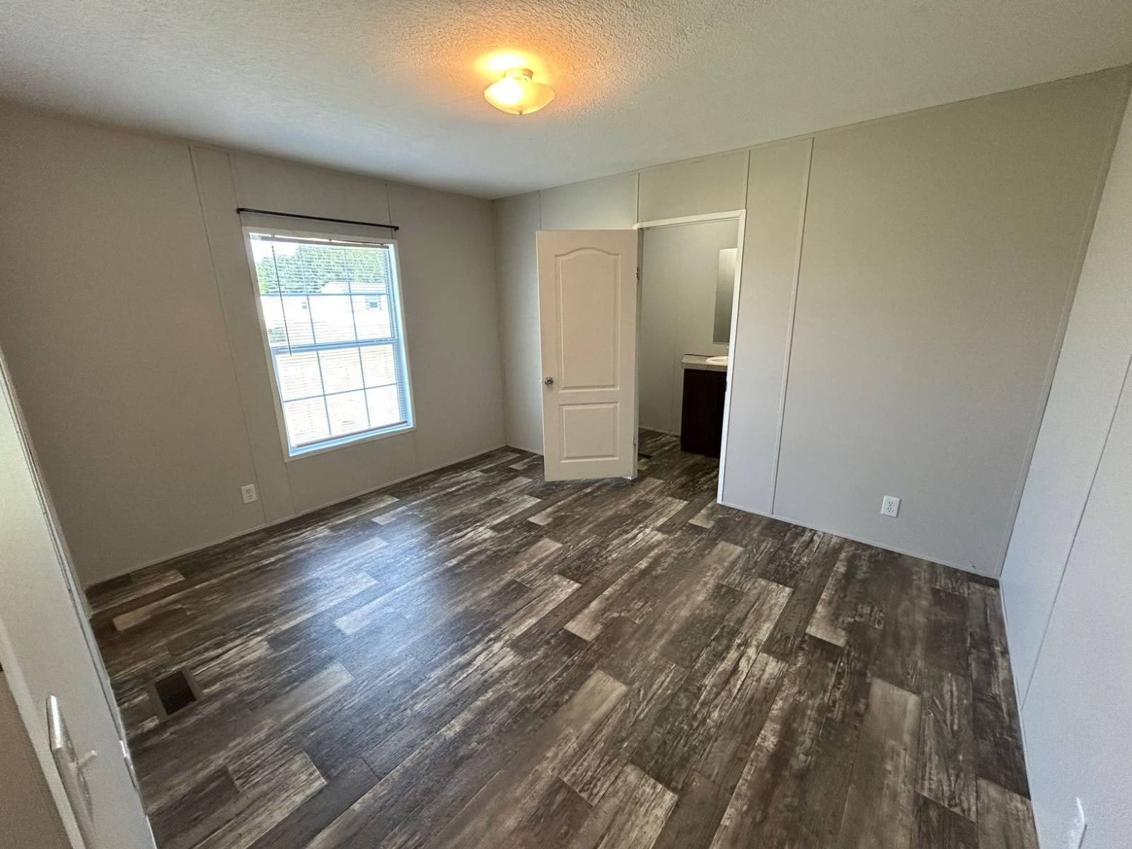 1116 Victoria St – photo 4