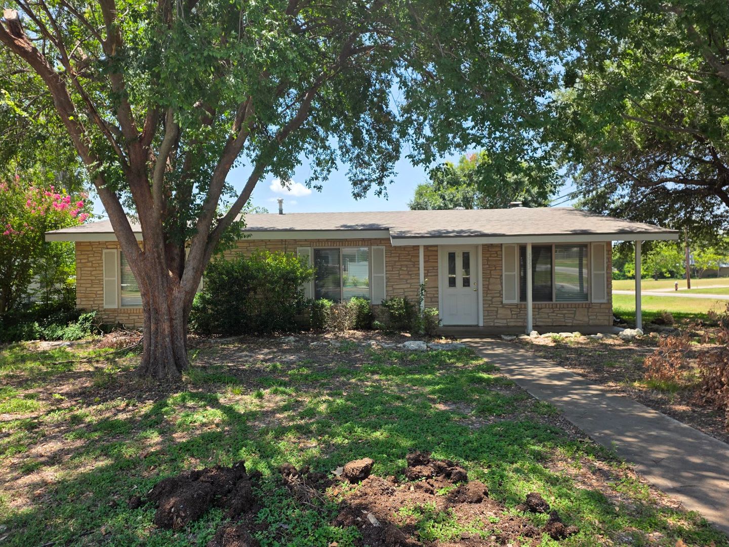 FOR LEASE!! Great location! – photo 2