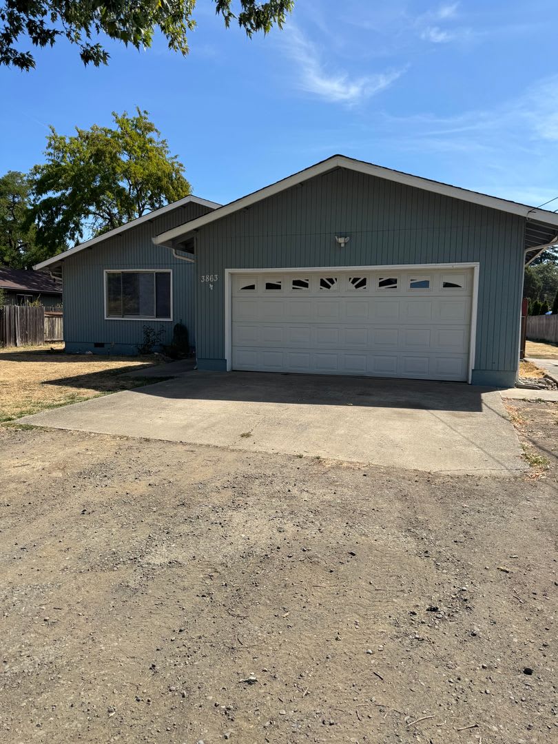 Green area 3 Bedroom 2 Bath with Garage – photo 2