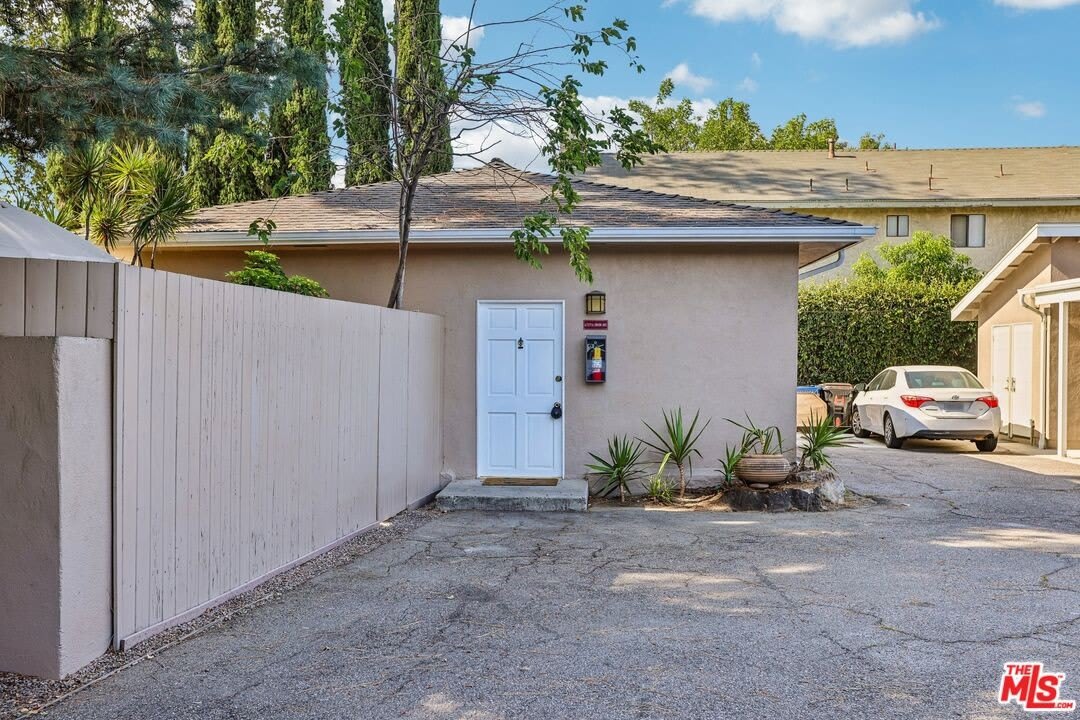6727 1/2 Orion Ave – photo 2