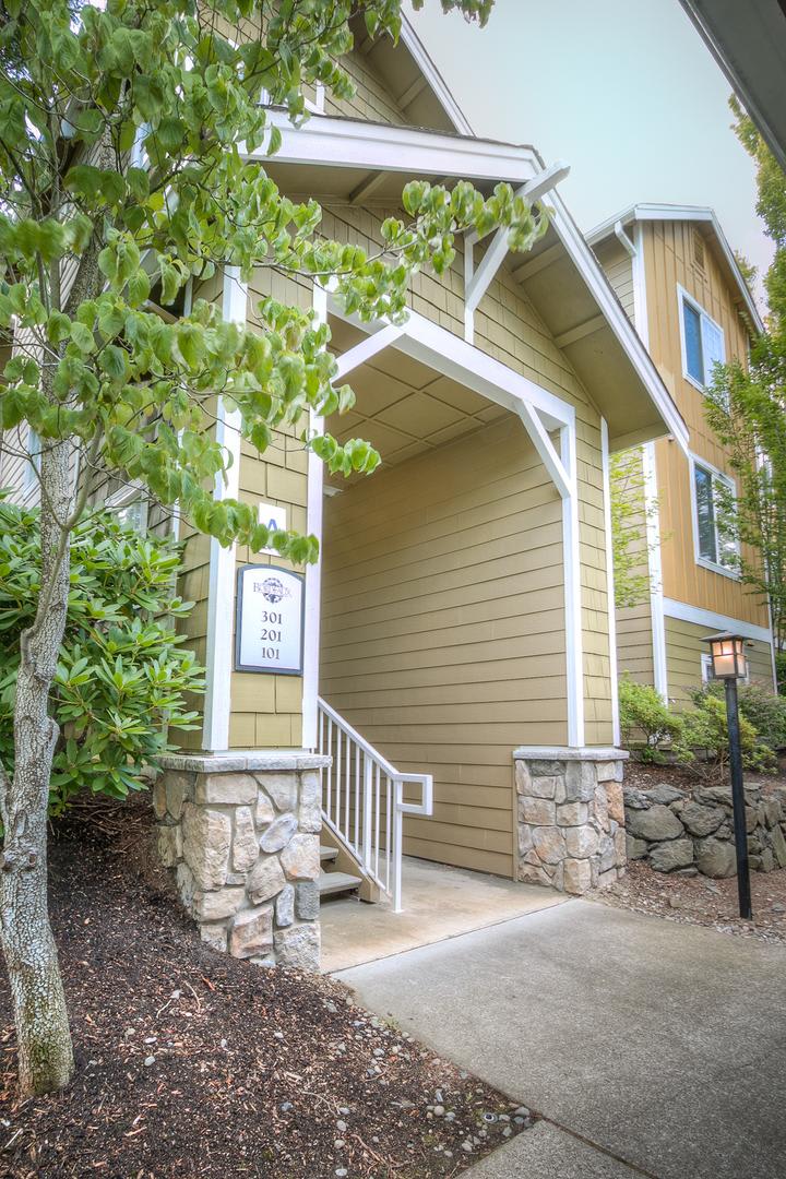 Beautiful 3 Bedroom Bordeaux Condo with 2 Garages – photo 2