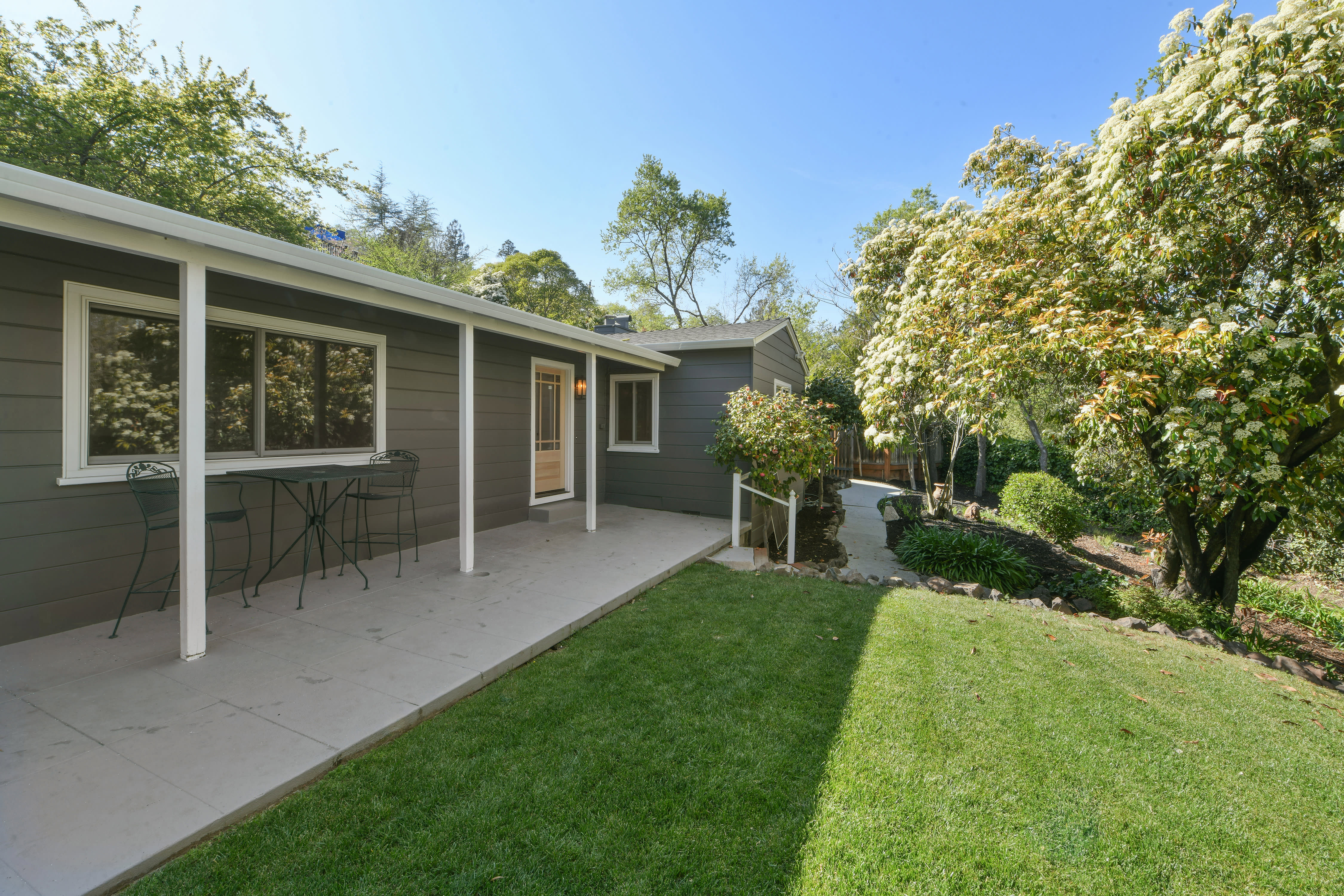 925 Hawthorn Drive – photo 4