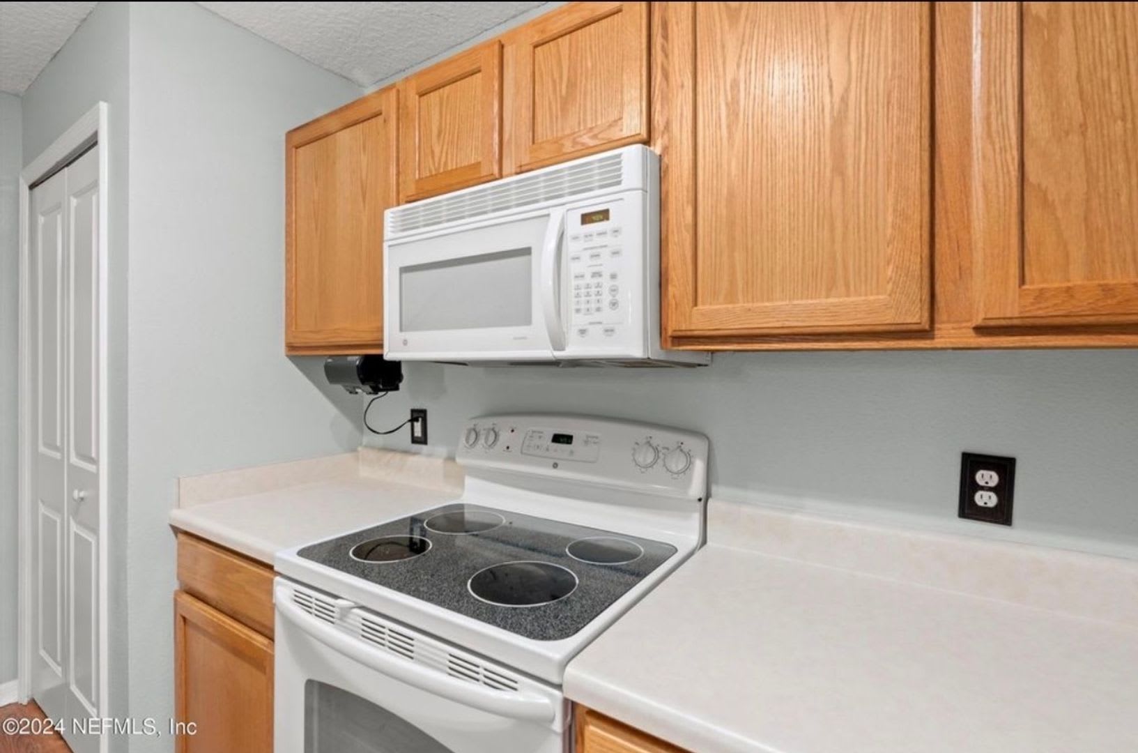 Charming 3BR Townhome in Jacksonville – photo 5