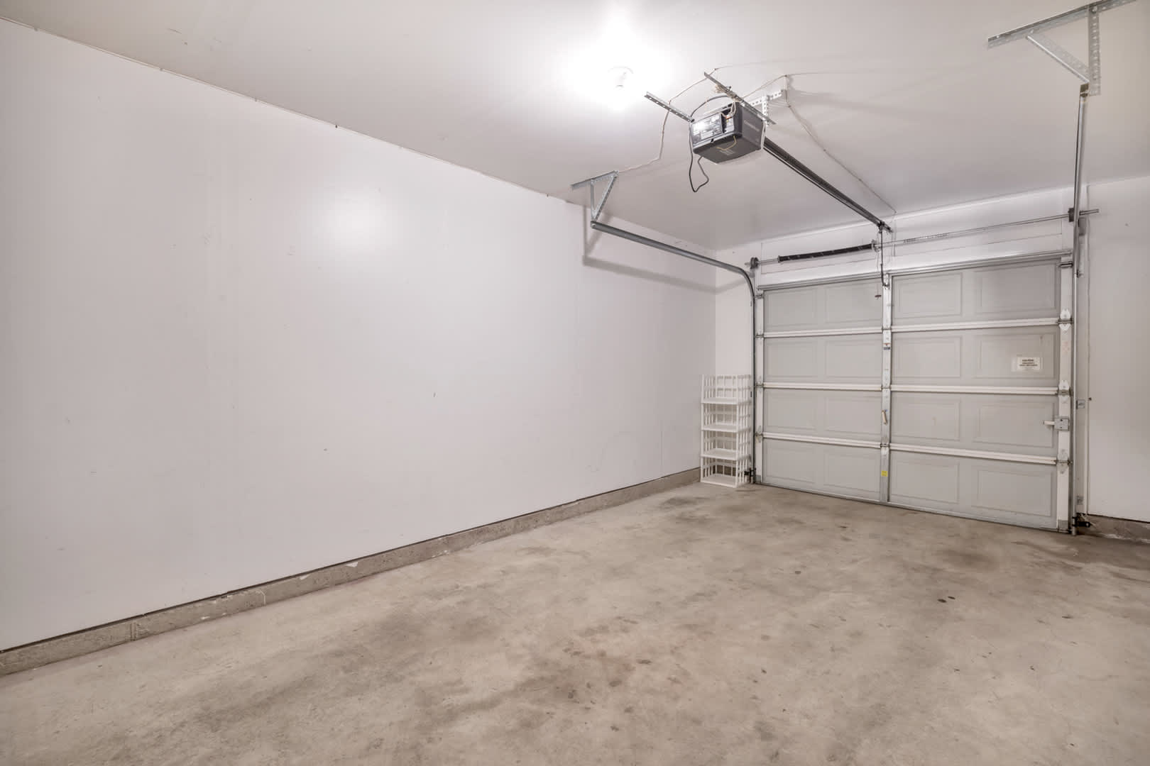 Beautiful Pet Friendly 3 bed/2.5 bath Townhome in Layton! Available NOW! – photo 4