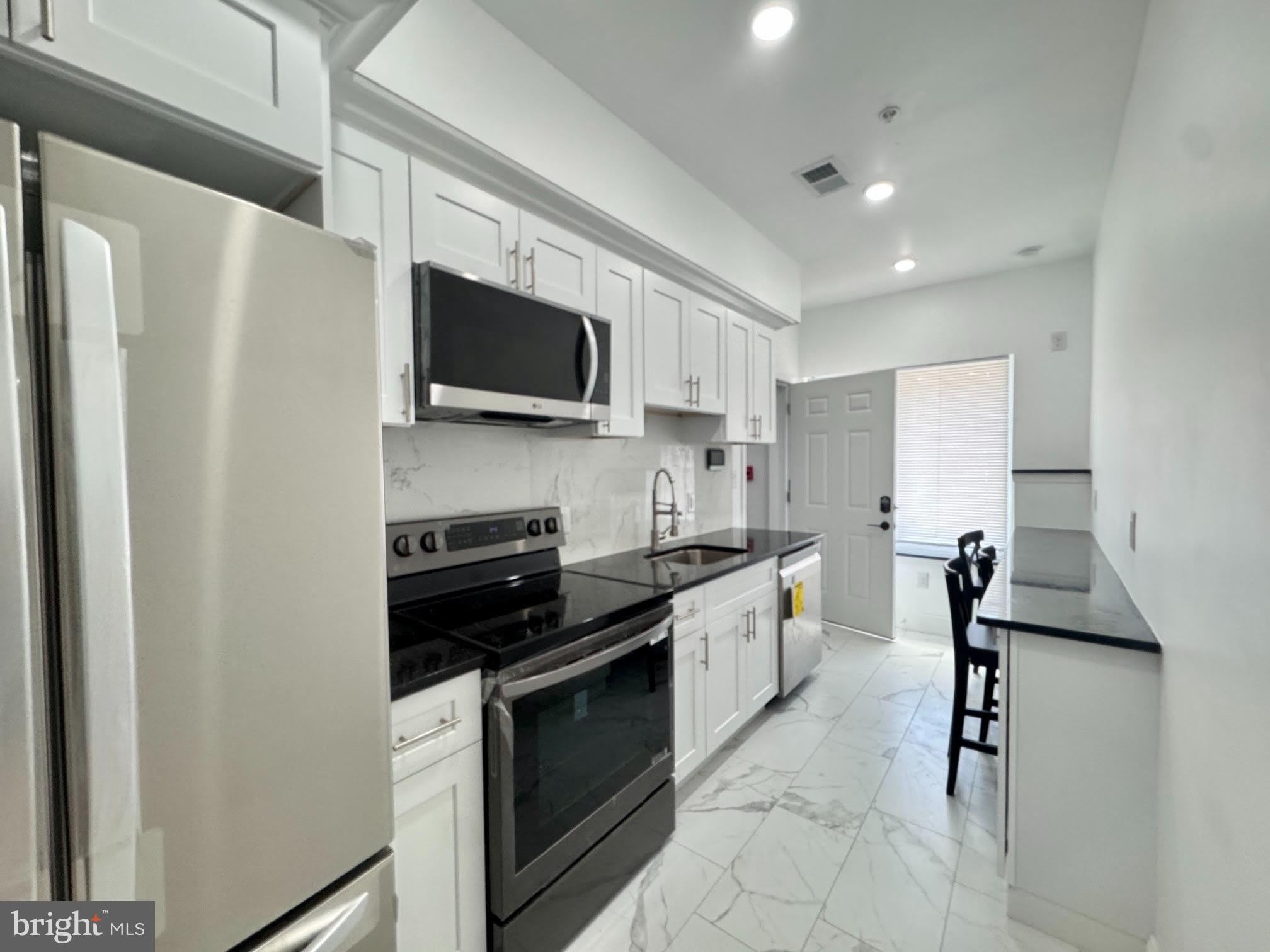 3825 LANCASTER Avenue – photo 2