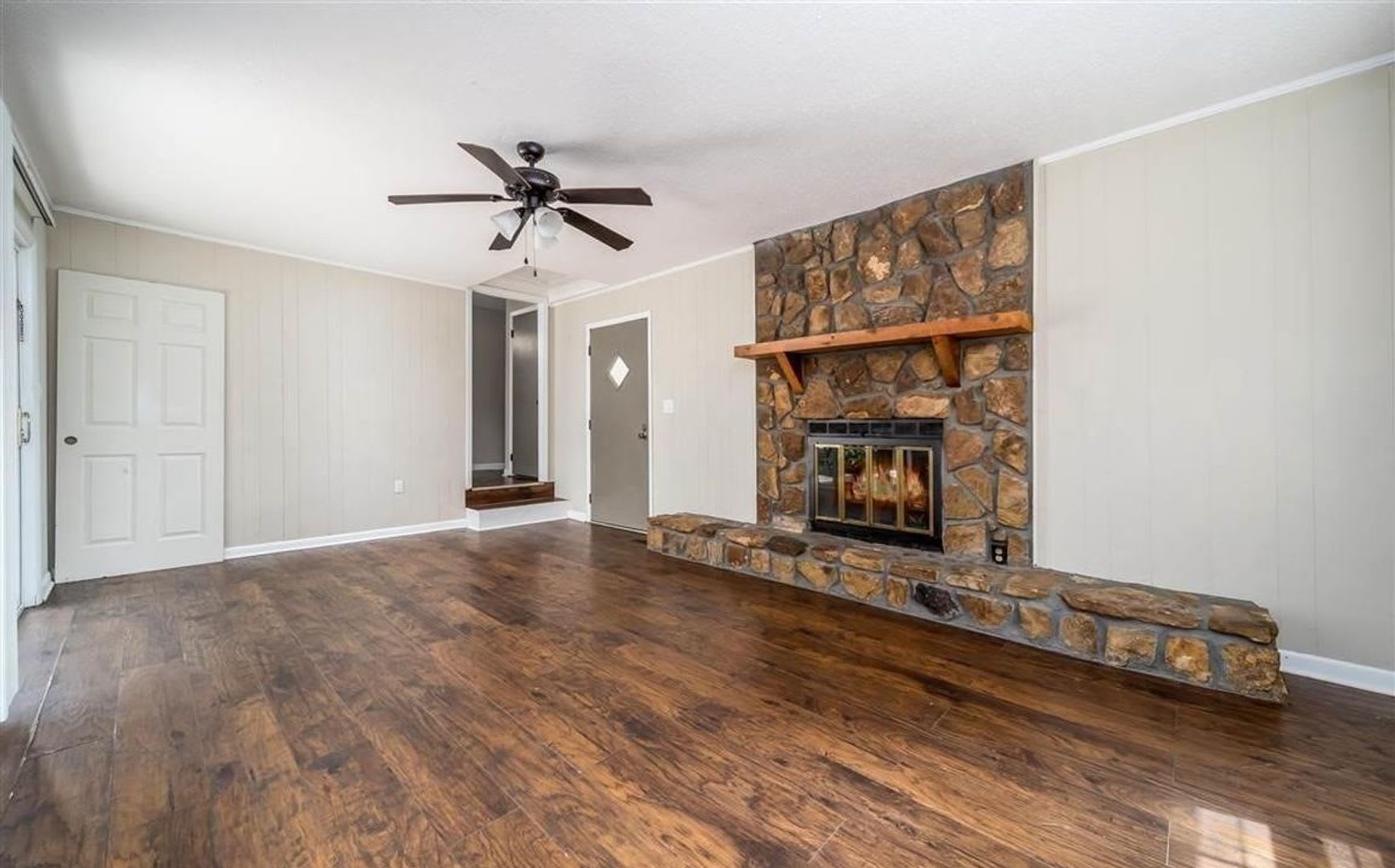 4 bed &amp; 2.5 bath with a pool – photo 2