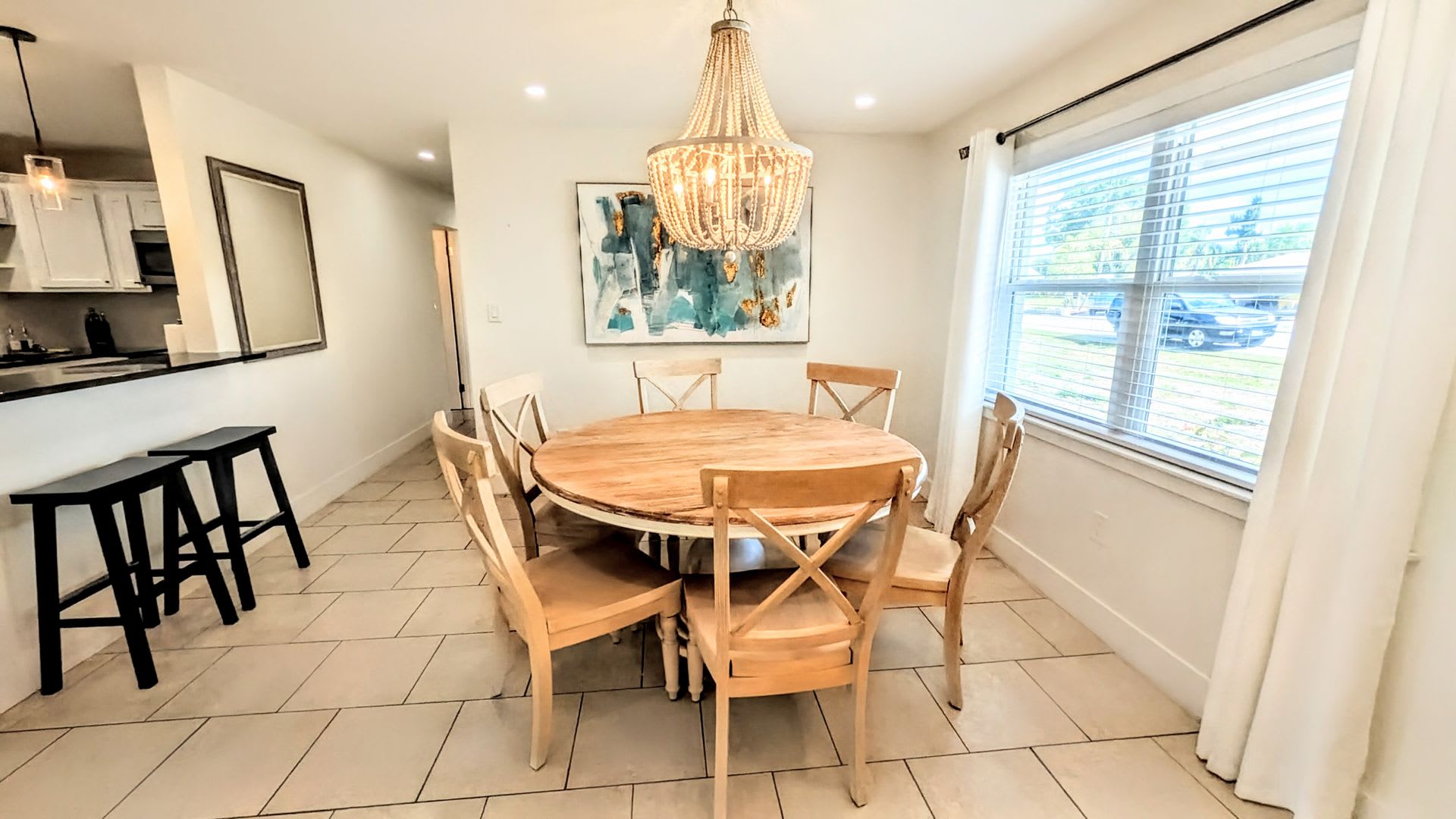 Short Term Vacation Rental Updated 4 Bedroom Pool Home With Spacious Living Areas – photo 4