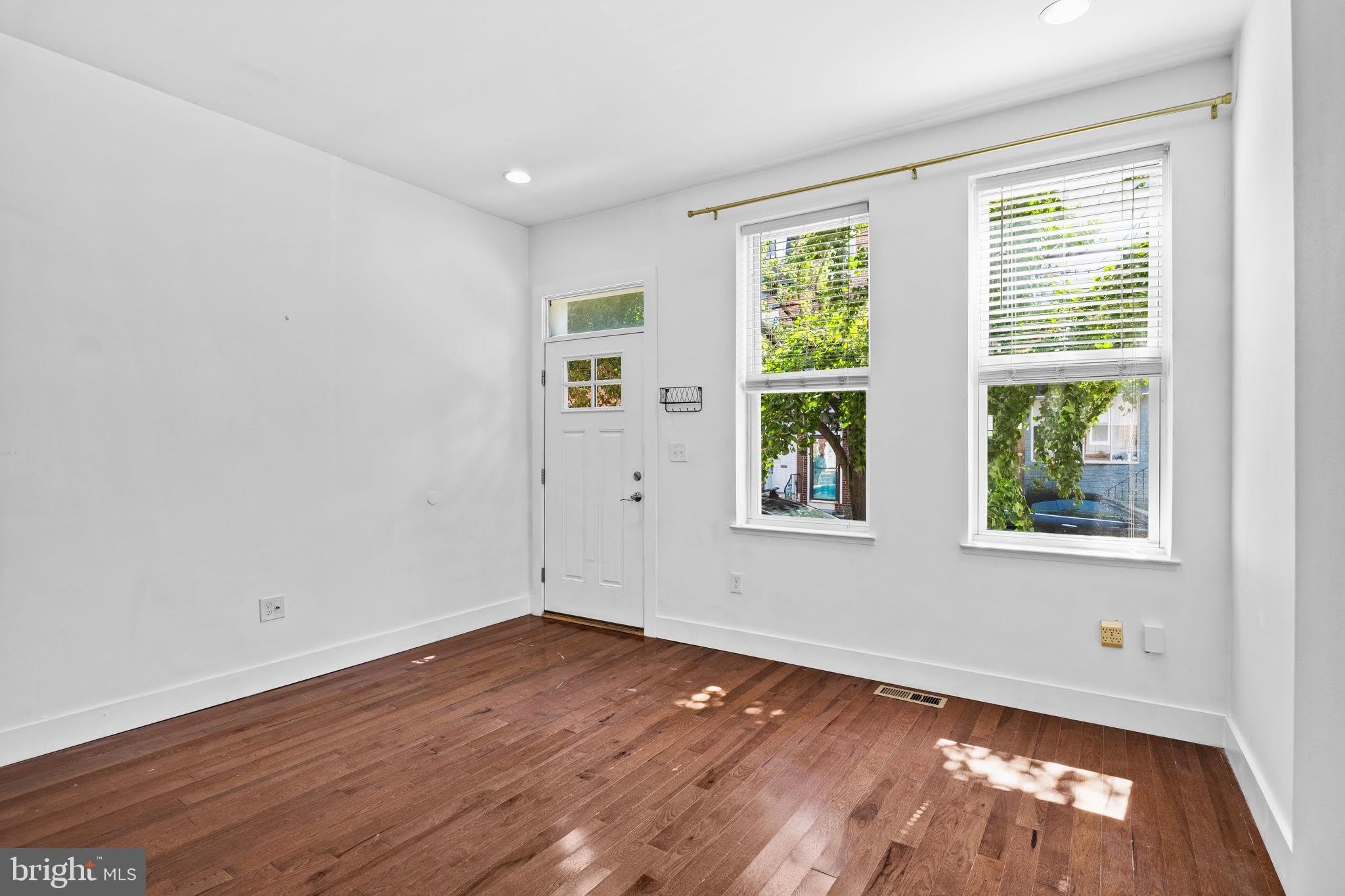 863 E THOMPSON Street – photo 4