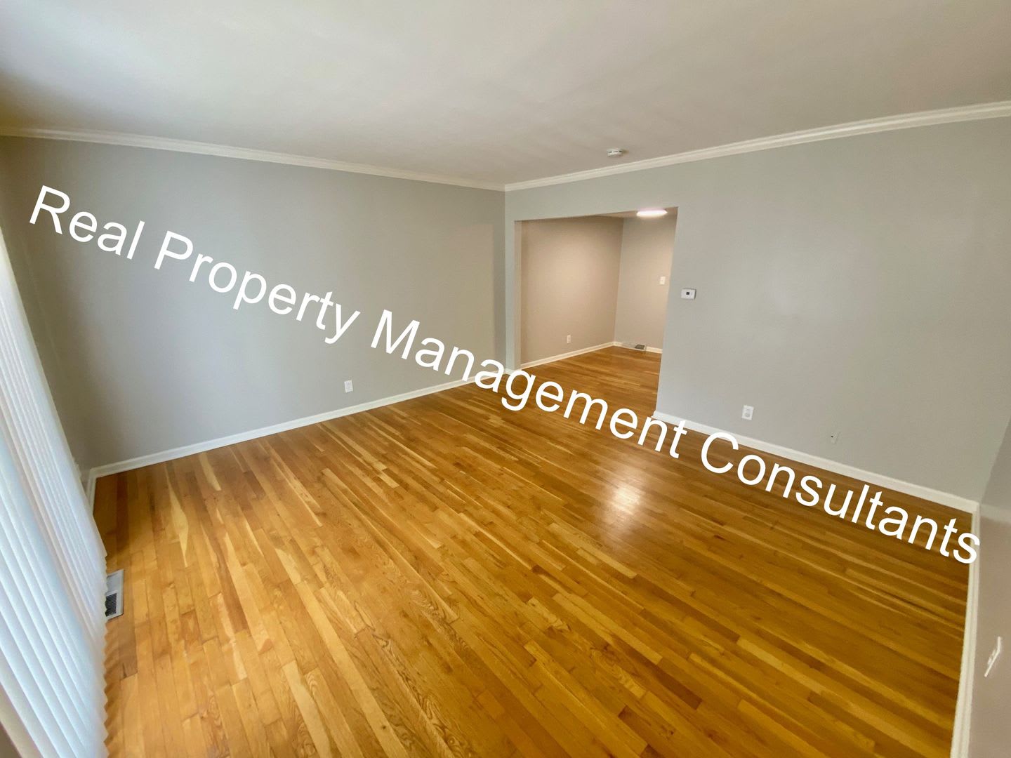 FREE RING CAMERA WITH MOVE IN! Kansas City midtown living 1 bed 1 bath home for rent! – photo 2