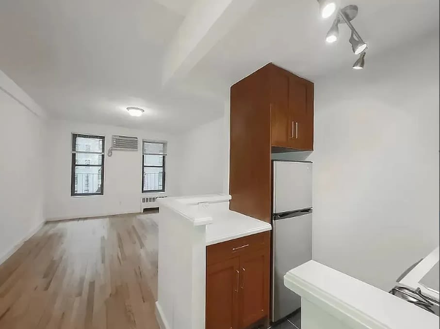 236 E 74Th St – photo 1