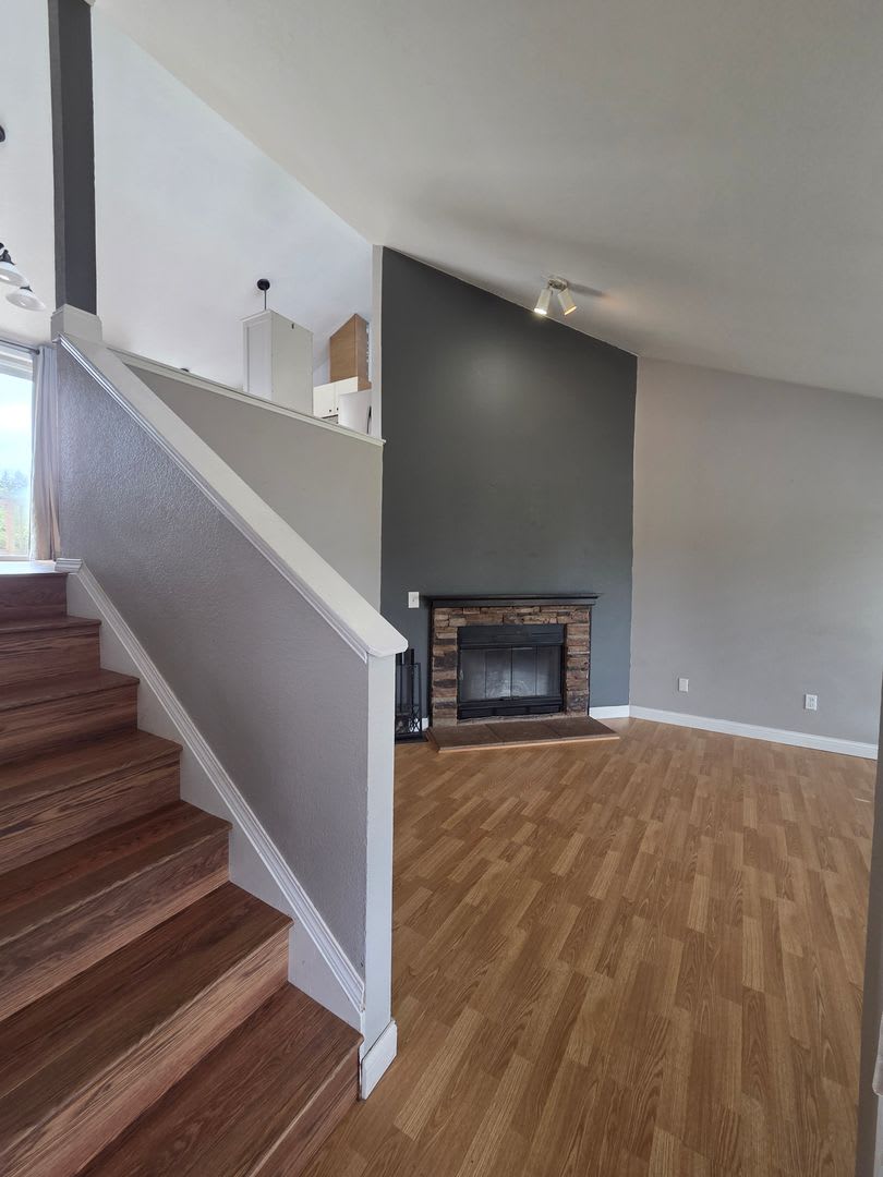Port Orchard Split Level for Rent. Bonus Room & Huge Fenced Yard! Available Now! – photo 3
