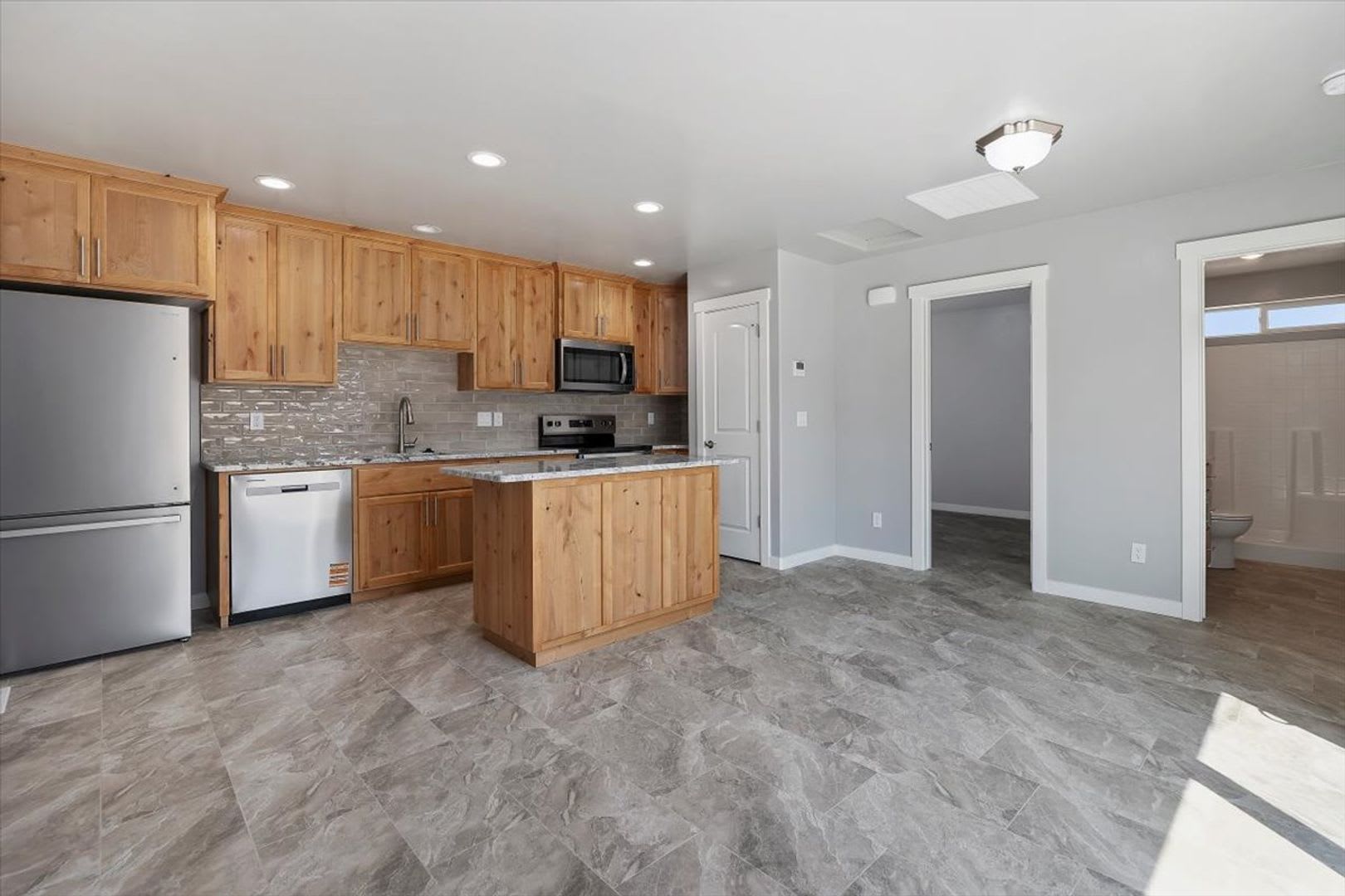Remodeled 1 Bed 1 Bath Unit With City Services Included In Rent – photo 2